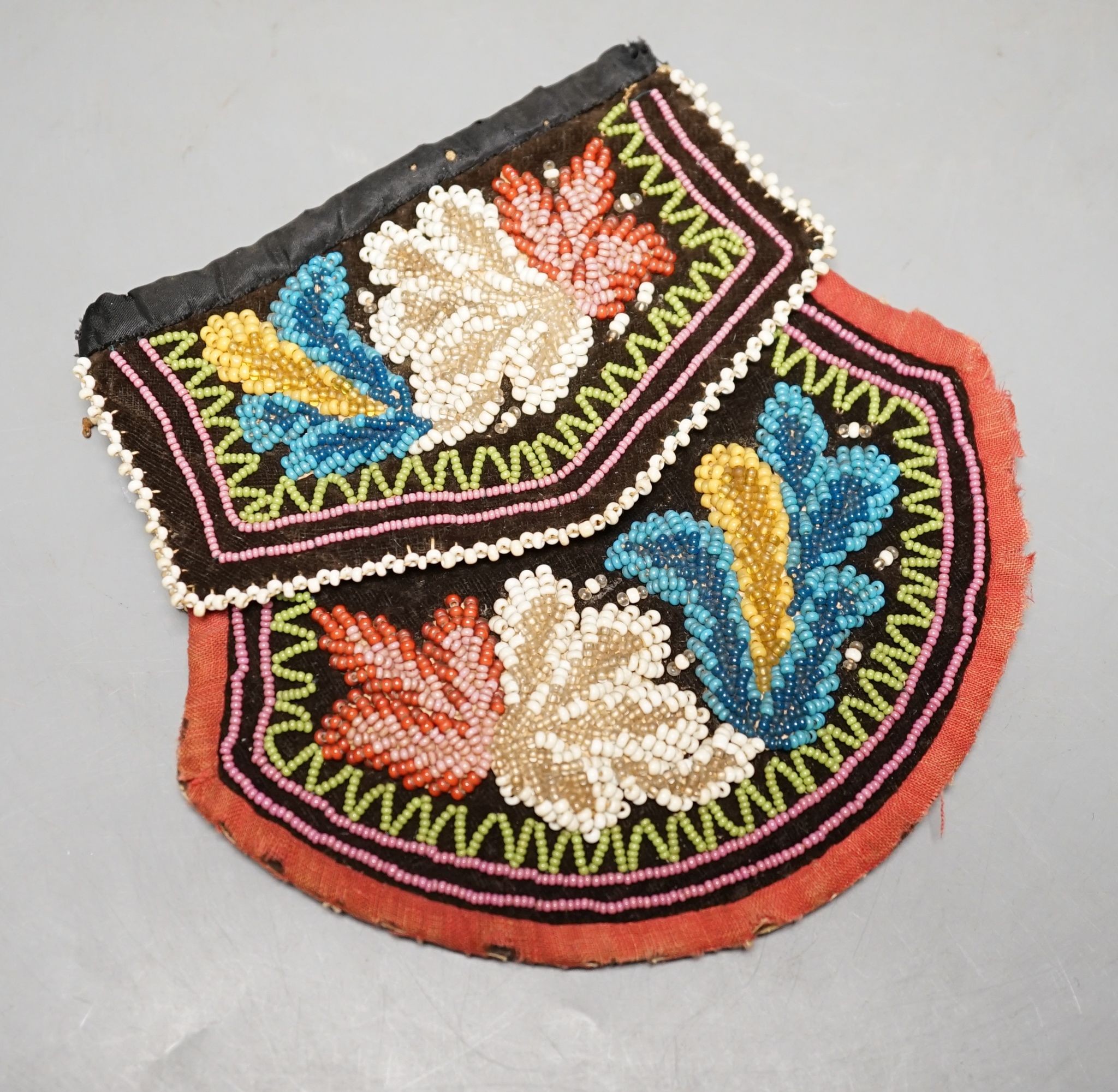 A 19th Century native American-Indian Haudenosaunee / Iroquois beadwork and silk velvet purse, 15cm